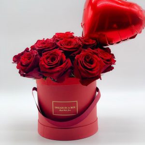 winter dream box per san valentino con rose fresche e cuore gonfiato a elio