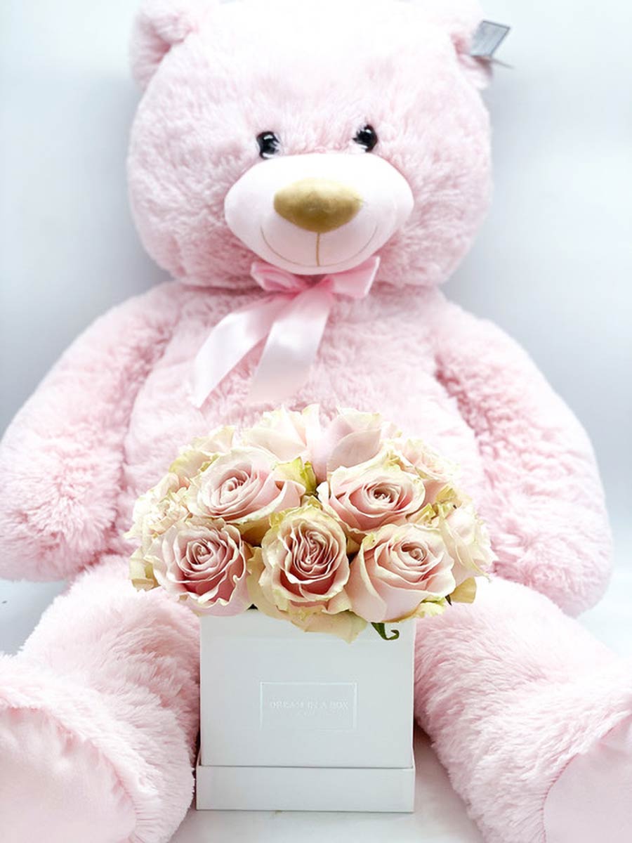 Vista dall'alto di orso di peluche con bouquet di rose rosa isolato su  bianco Foto stock - Alamy