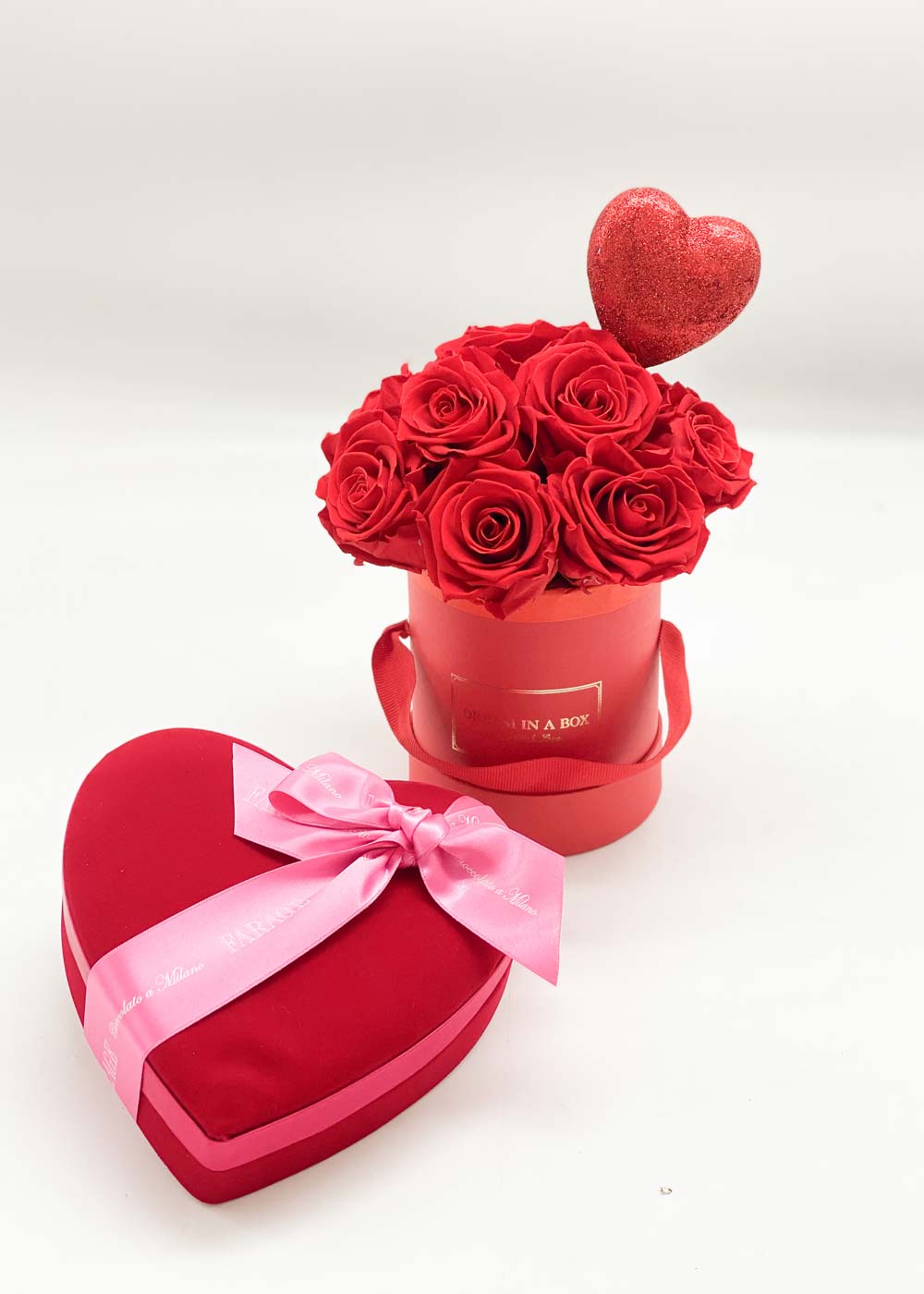 Pretty Dream con rose rosse, scatola a cuore grande di praline miste e pin  a cuore